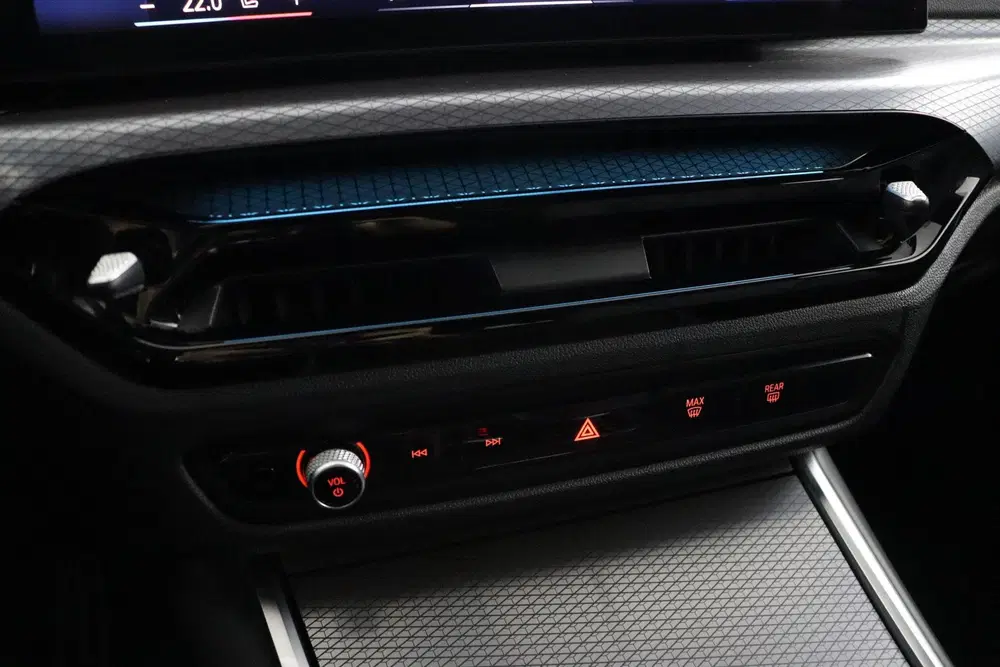 BMW 3-serie 330e uit 2025, foto 11