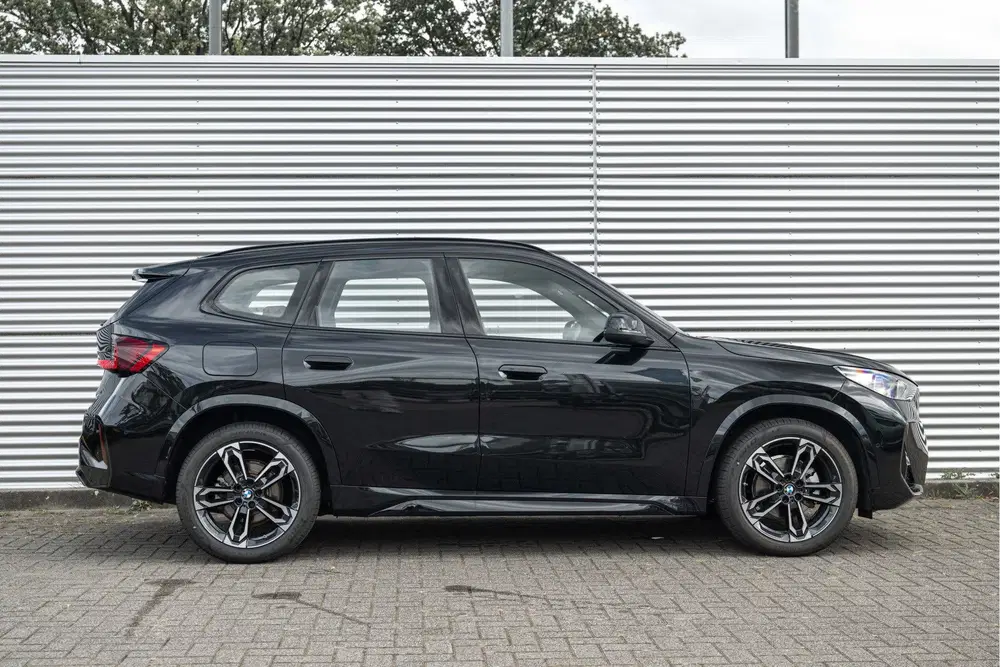 BMW iX1 eDrive20 M Sport uit 2025, foto 3