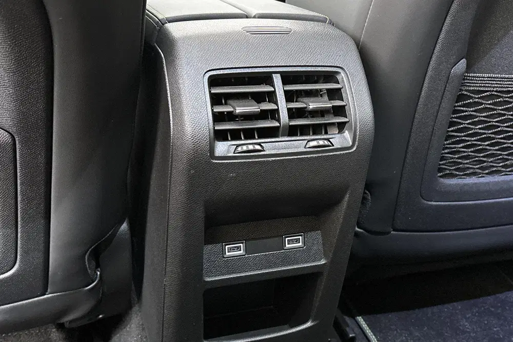 Peugeot 408 1.6 HYbrid 225 GT Pano FOCAL Massage 360 C uit 2024, foto 13