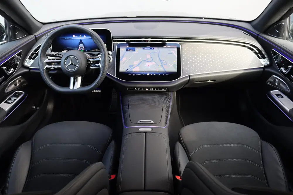 Mercedes-Benz E-Klasse 300 e AMG Line uit 2025, foto 2