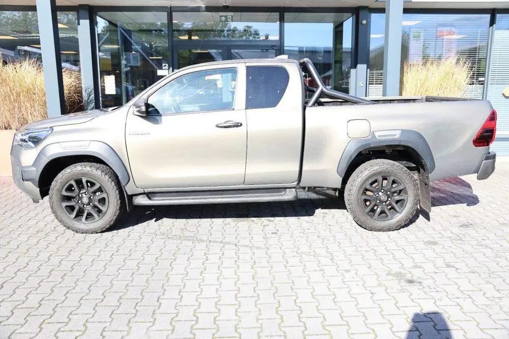 Toyota Hilux 2.8 D-4D X-TRA CAB INVINCIBLE 4WD VAN MARG uit 2022, foto 2