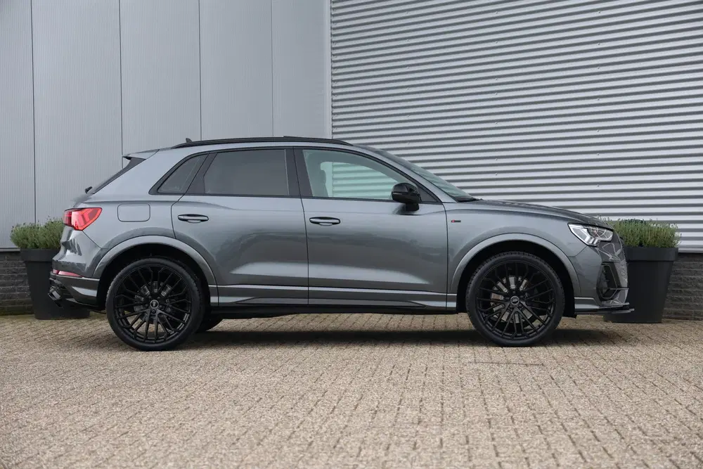 Audi Q3 45 TFSI e 245pk Competition S-Line Black P uit 2022, foto 2