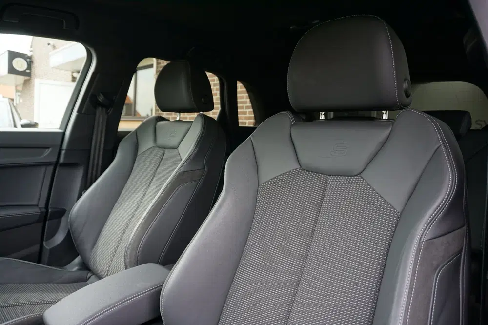 Audi Q3 35 TFSI S-Line Black Edition Trekhaak uit 2021, foto 2