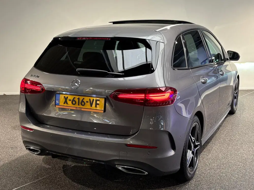 Mercedes-Benz B-Klasse 180 AMG Line uit 2024, foto 2