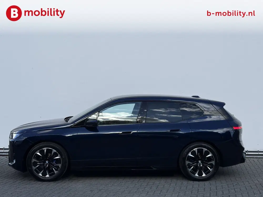 BMW iX xDrive45 101 kWh M-Sport 'Tansanitblau' Ha uit 2025, foto 2