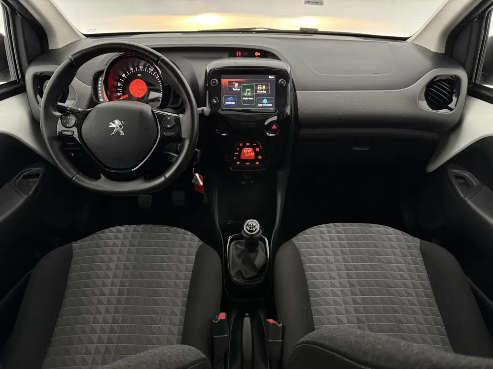 Peugeot 108 1.0 e-VTi Allure uit 2022, foto 2