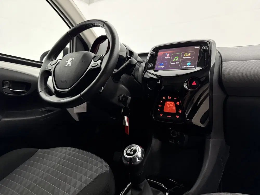 Peugeot 108 1.0 e-VTi Allure uit 2022, foto 4
