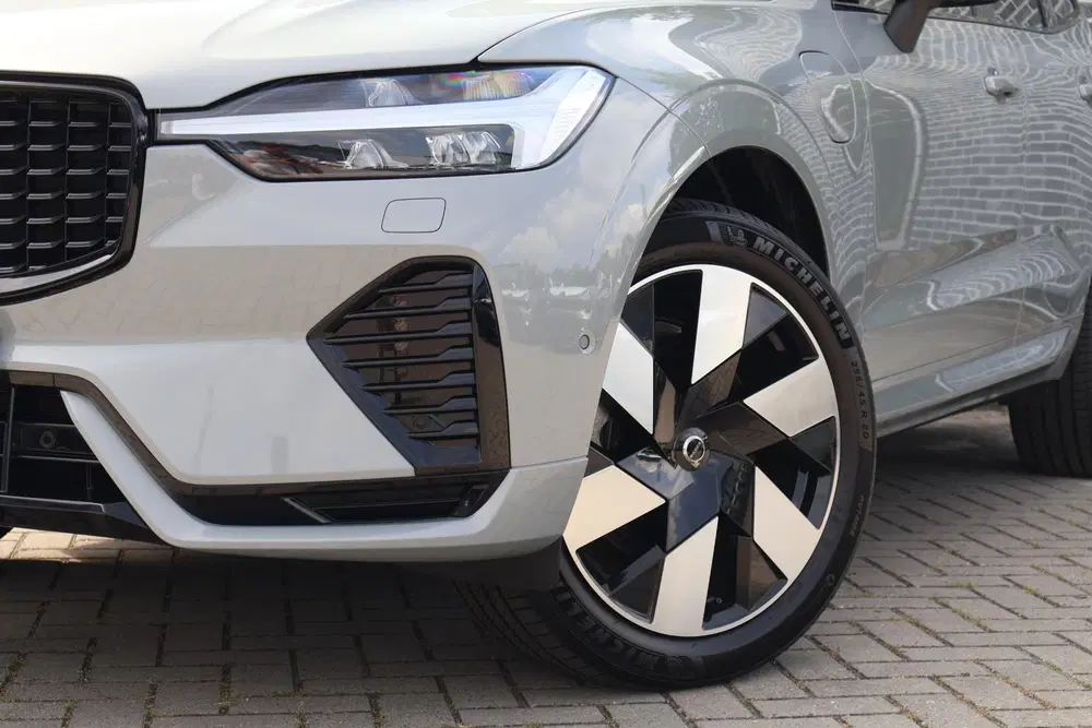 Volvo XC60 2.0 T6 Plug-in Hybrid AWD Plus Dark uit 2025, foto 5