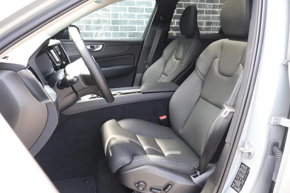 Volvo XC60 2.0 T6 Plug-in Hybrid AWD Plus Dark uit 2025, foto 7
