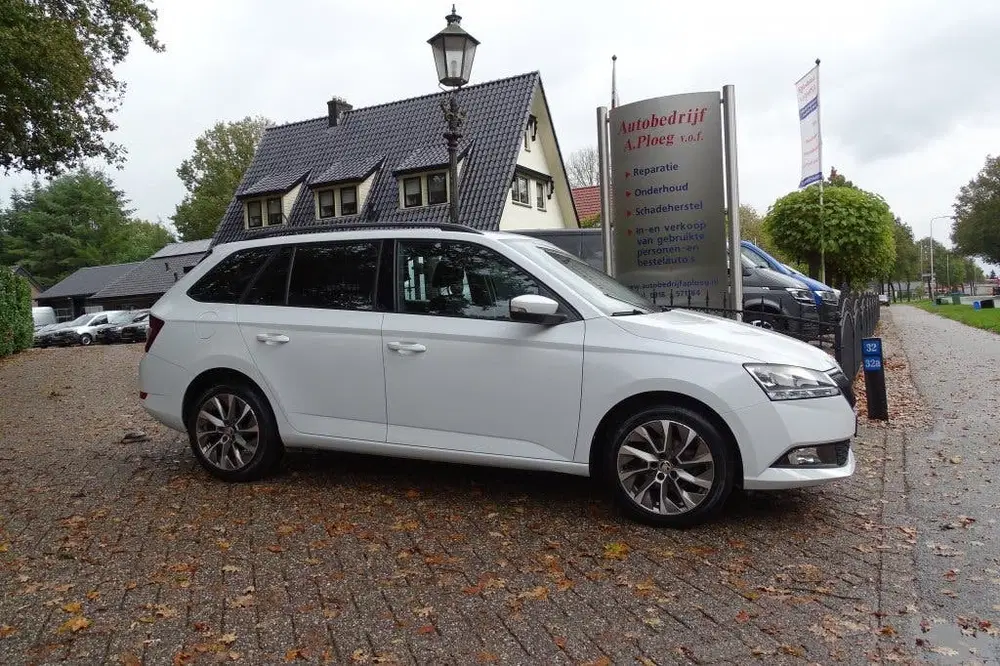 Skoda Fabia 1.0 TSI Bus. Edition Navigatie Trekhaak 1e uit 2022