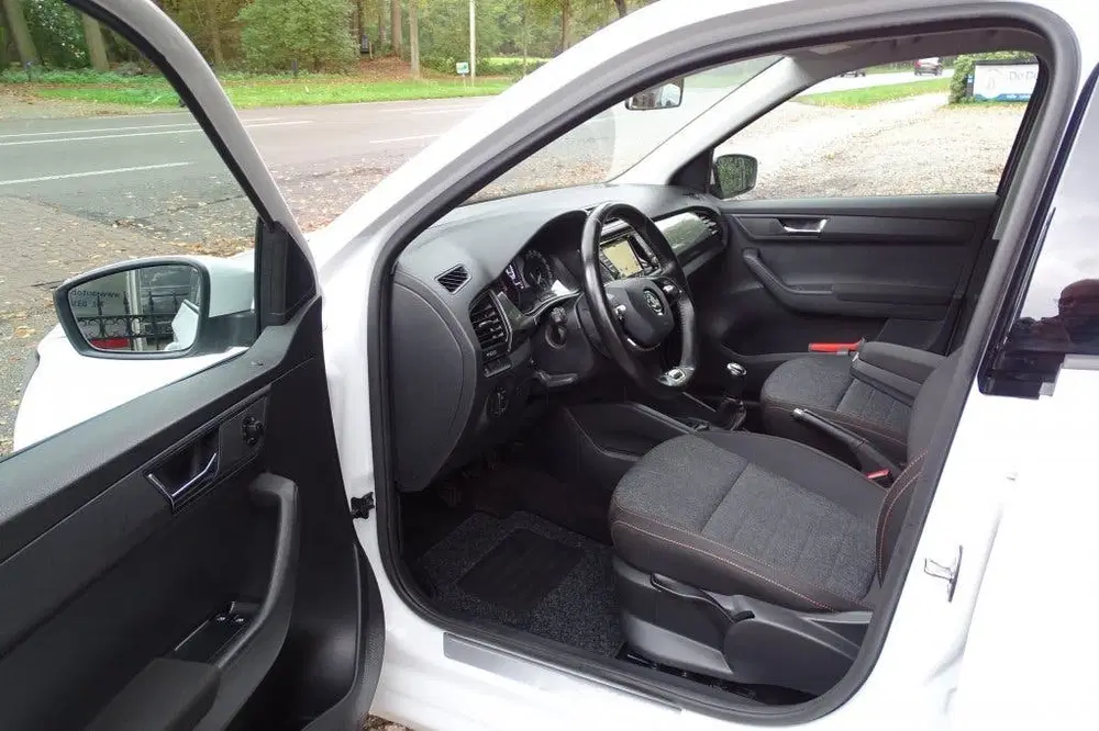 Skoda Fabia 1.0 TSI Bus. Edition Navigatie Trekhaak 1e uit 2022, foto 6