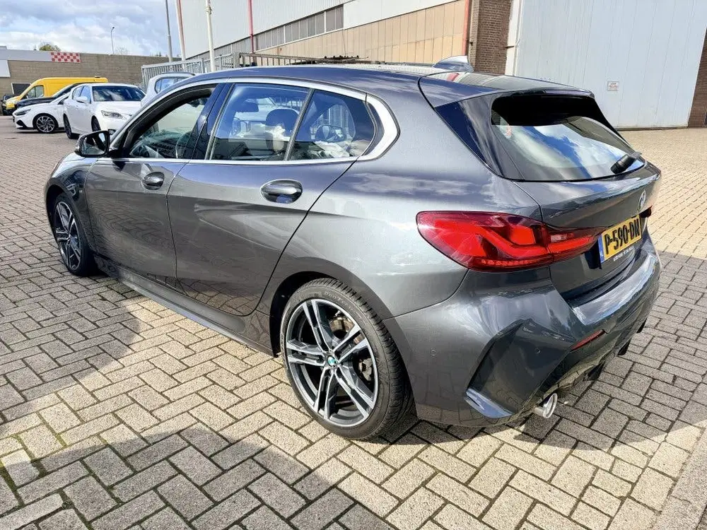 BMW 1-serie 118i Business ed. Panodak uit 2022, foto 2