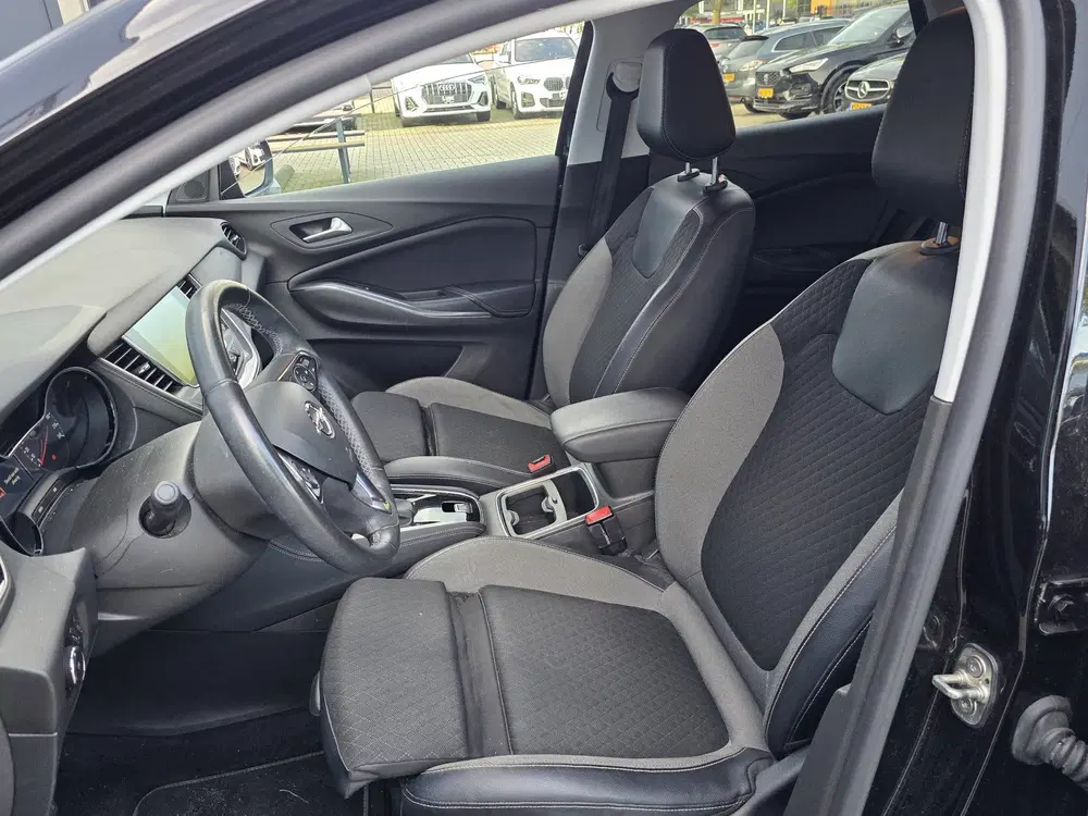 Opel Grandland 1.2 Turbo Business Executive + COMFORTSTOE uit 2020, foto 2