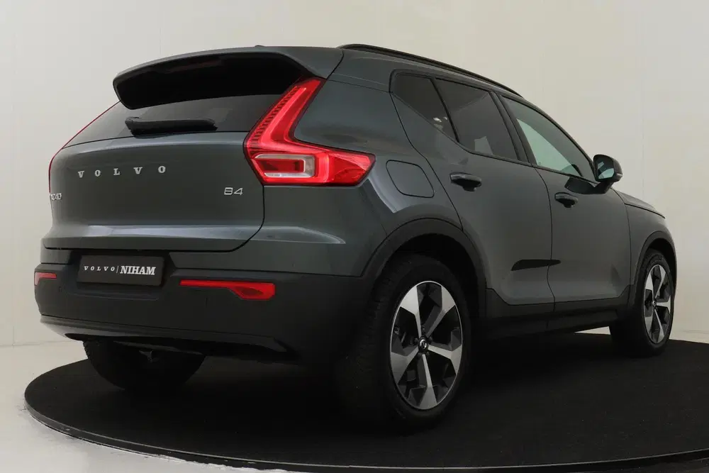 Volvo XC40 B4 (M-HYBRID) PLUS DARK -HARMAN uit 2026, foto 3