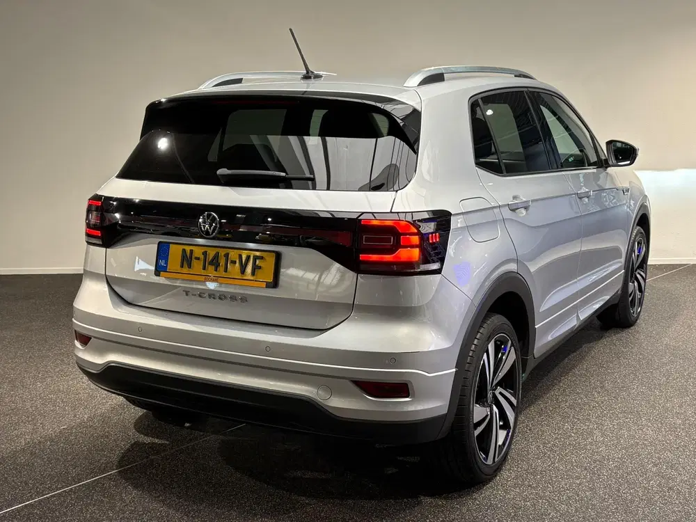 Volkswagen T-Cross 1.0 TSI R-Line uit 2022, foto 2