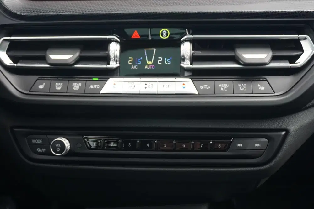 BMW 1-serie 118i uit 2024, foto 15