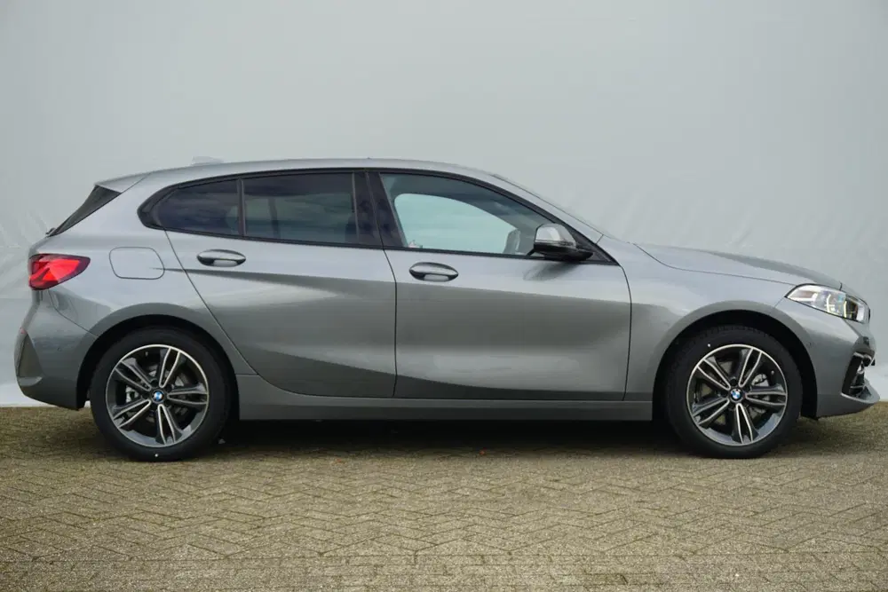 BMW 1-serie 118i uit 2024, foto 4