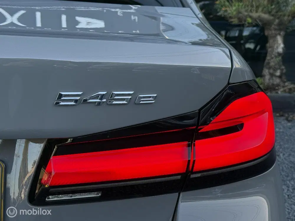 BMW 5-serie 545e xDrive uit 2021, foto 10