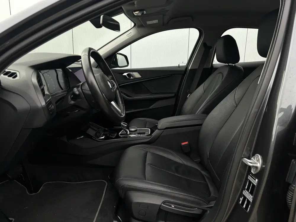 BMW 1-serie 120i High Executive uit 2021, foto 12