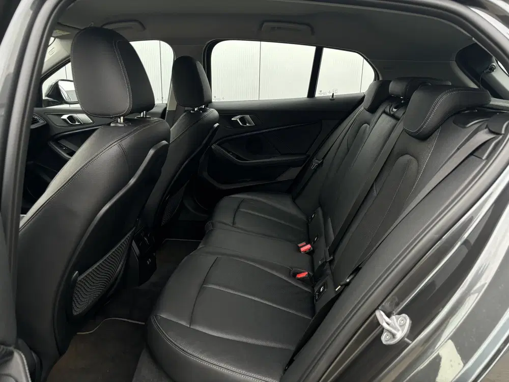 BMW 1-serie 120i High Executive uit 2021, foto 13