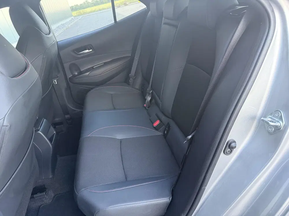 Toyota Corolla Hybrid 140 GR Sport uit 2025, foto 13