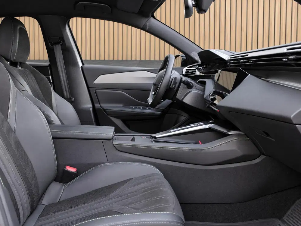 Peugeot 308 1.2 PT 130 AUTOMAAT GT ALCANTARA INTERIOR uit 2023, foto 14