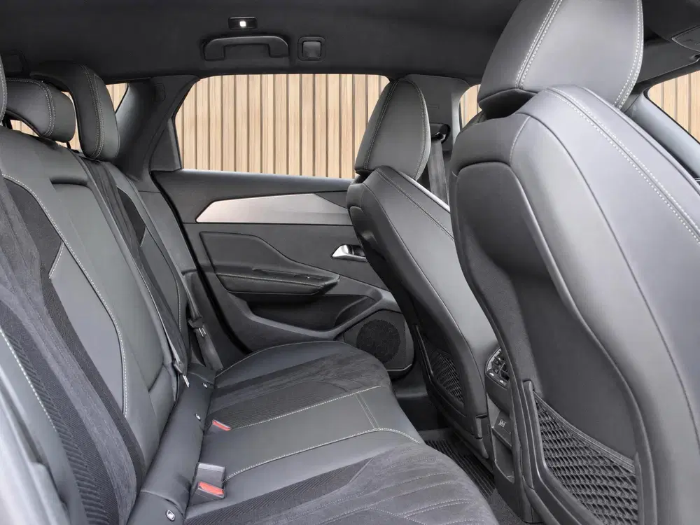 Peugeot 308 1.2 PT 130 AUTOMAAT GT ALCANTARA INTERIOR uit 2023, foto 15