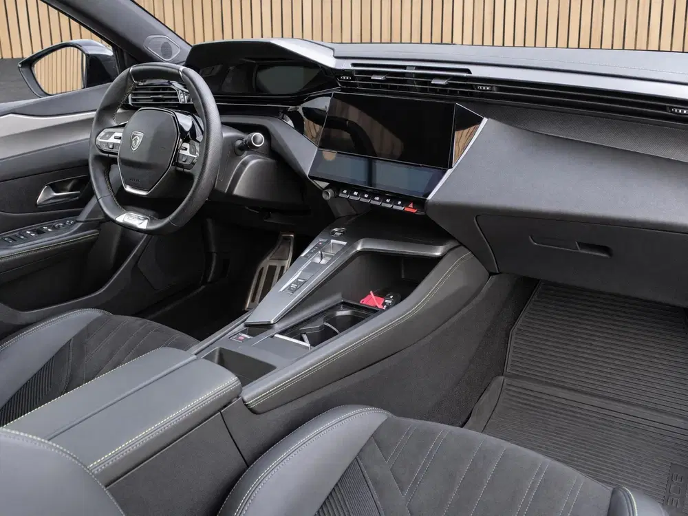 Peugeot 308 1.2 PT 130 AUTOMAAT GT ALCANTARA INTERIOR uit 2023, foto 3