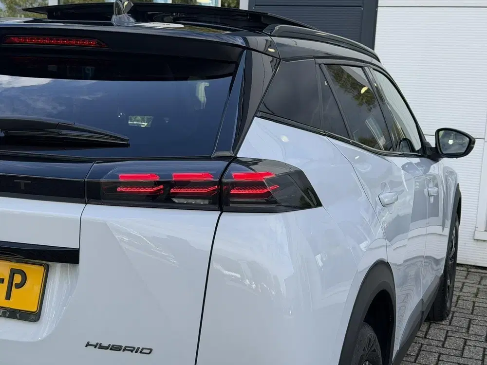 Peugeot 2008 1.2 Hybrid 136 GT Camera uit 2025, foto 15