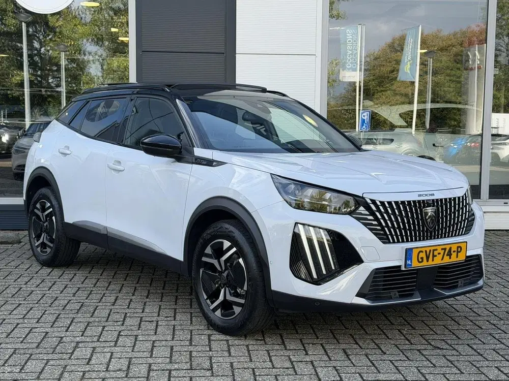 Peugeot 2008 1.2 Hybrid 136 GT Camera uit 2025, foto 2