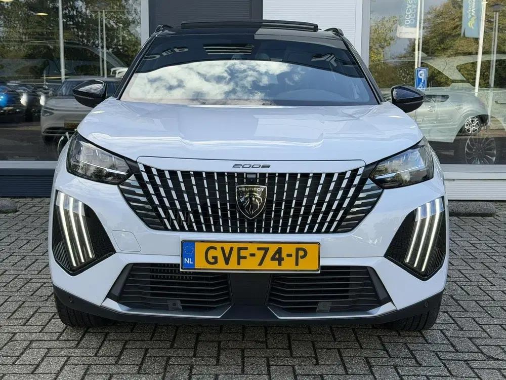 Peugeot 2008 1.2 Hybrid 136 GT Camera uit 2025, foto 3