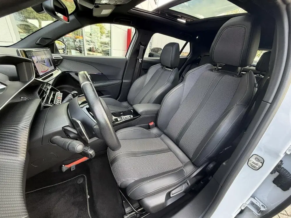 Peugeot 2008 1.2 Hybrid 136 GT Camera uit 2025, foto 8