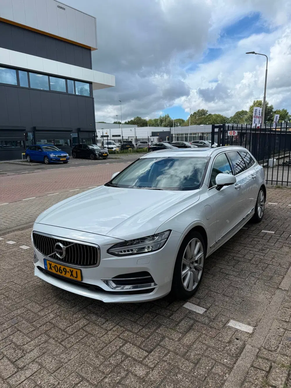 Volvo V90 2.0 T8 AWD uit 2019, foto 3