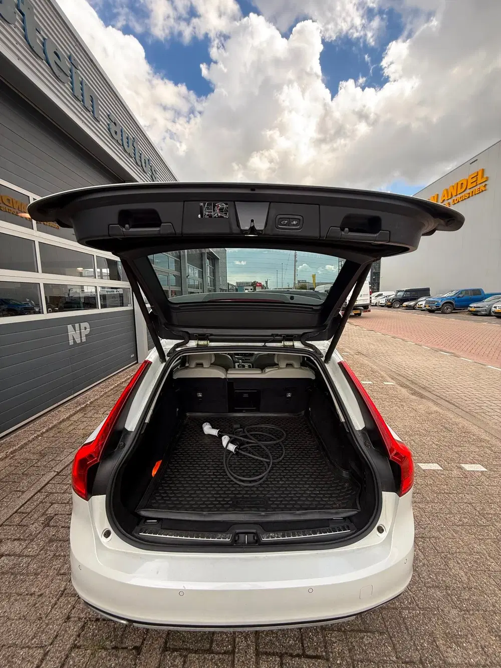 Volvo V90 2.0 T8 AWD uit 2019, foto 7