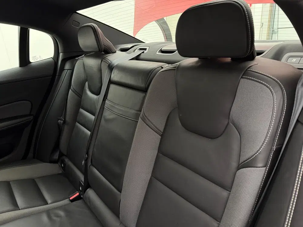 Volvo S60 2.0 T5 R-Design uit 2020, foto 13