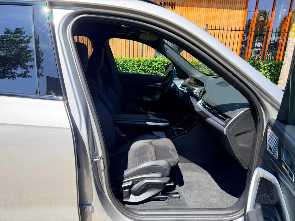 BMW iX1 XDrive30 uit 2024, foto 10