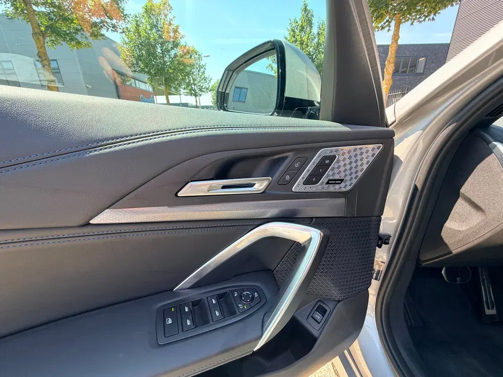 BMW iX1 XDrive30 uit 2024, foto 11