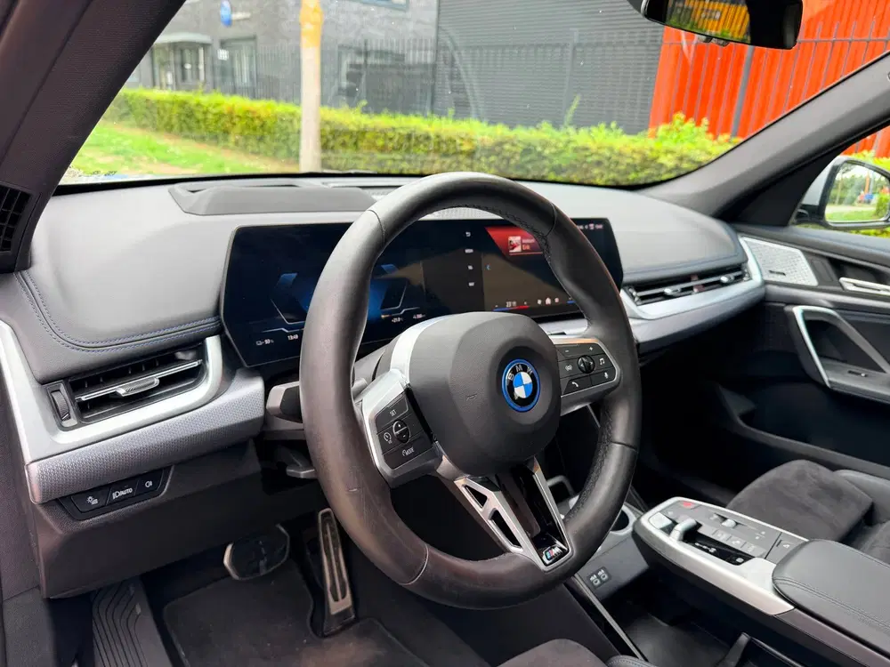 BMW iX1 XDrive30 uit 2024, foto 12