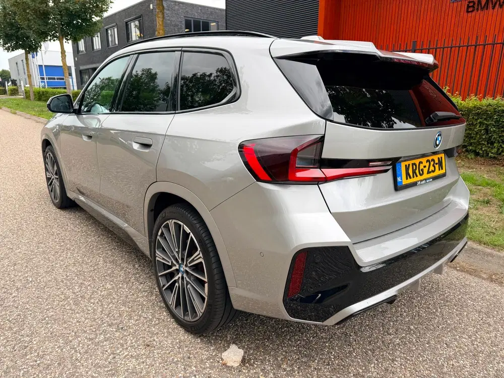 BMW iX1 XDrive30 uit 2024, foto 2