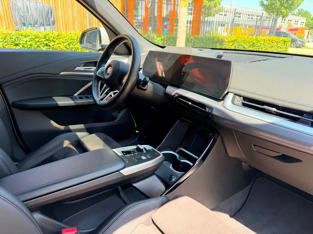 BMW iX1 XDrive30 uit 2024, foto 4