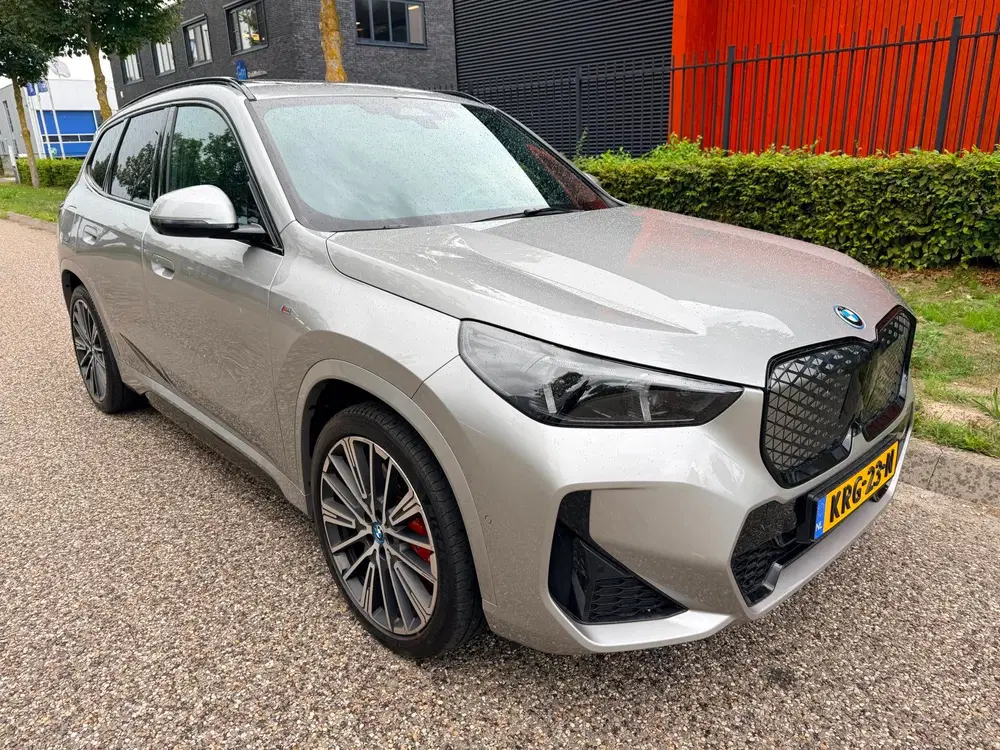 BMW iX1 XDrive30 uit 2024, foto 6