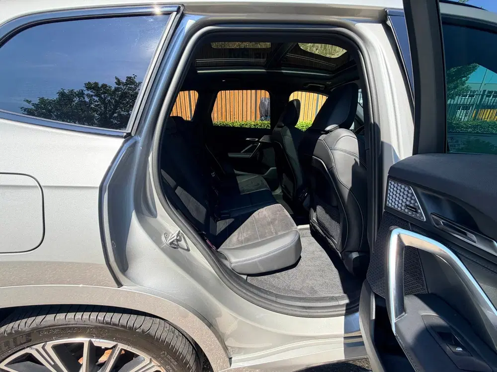 BMW iX1 XDrive30 uit 2024, foto 9