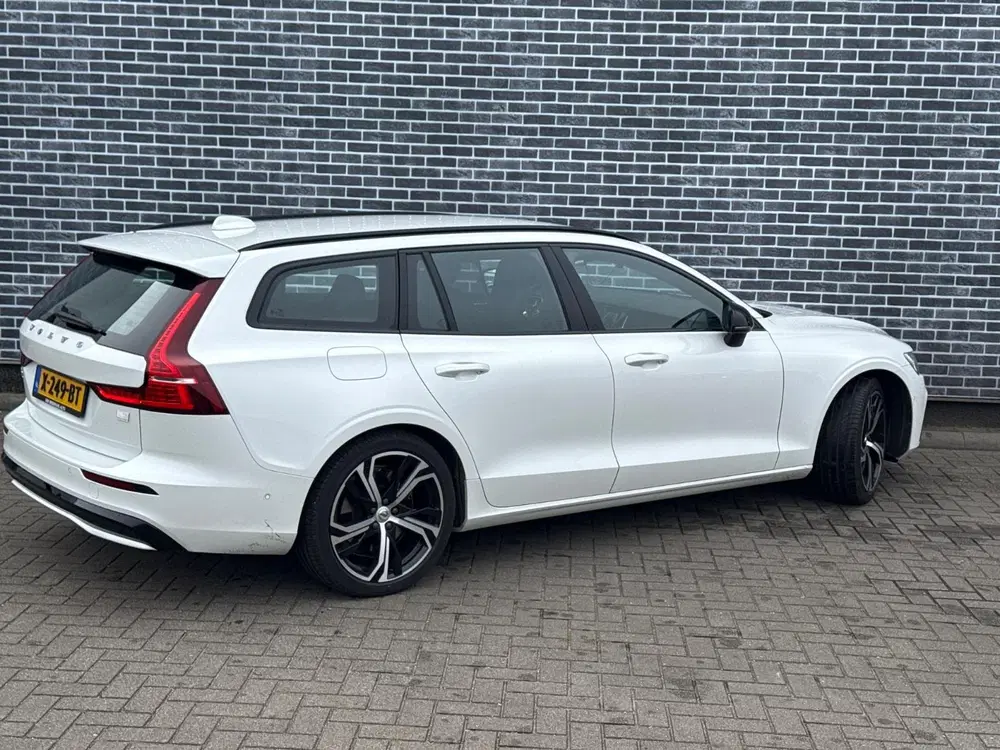 Volvo V60 2.0 T8 Plug-in Hybrid AWD Plus Dark uit 2023, foto 2