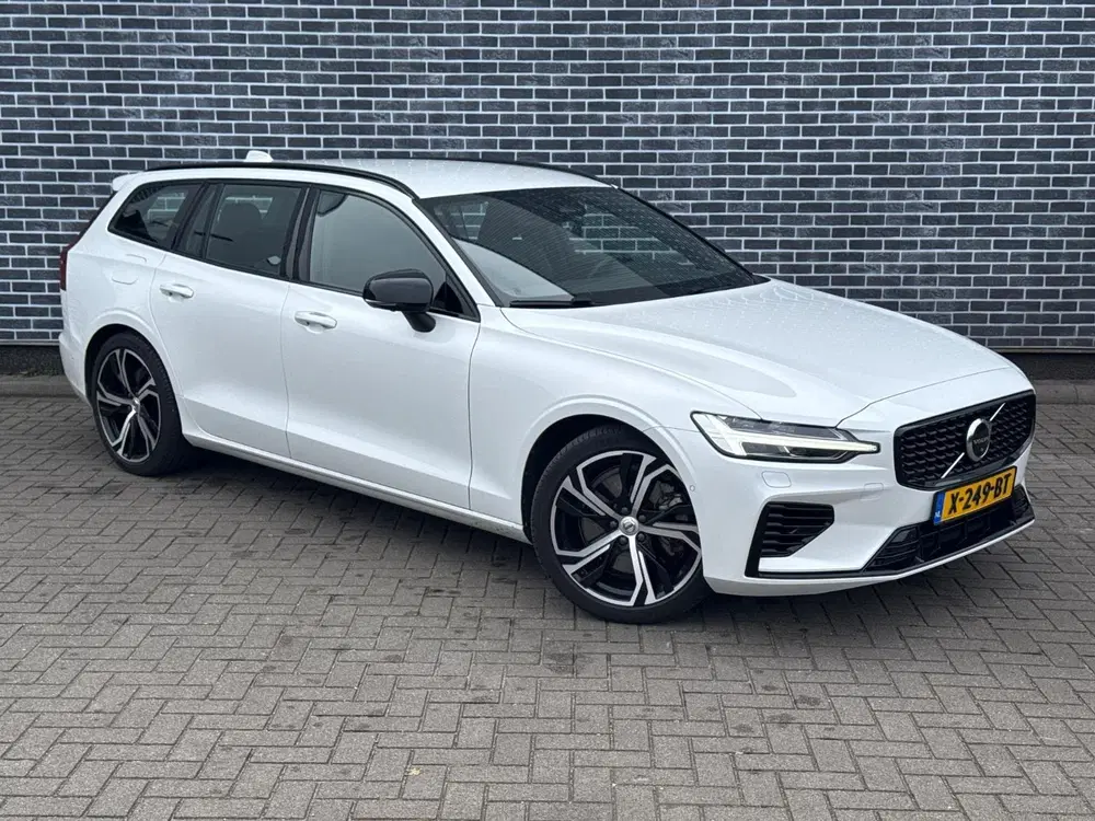Volvo V60 2.0 T8 Plug-in Hybrid AWD Plus Dark uit 2023, foto 3