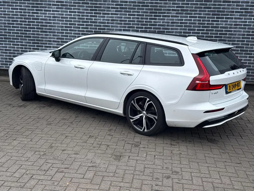 Volvo V60 2.0 T8 Plug-in Hybrid AWD Plus Dark uit 2023, foto 4