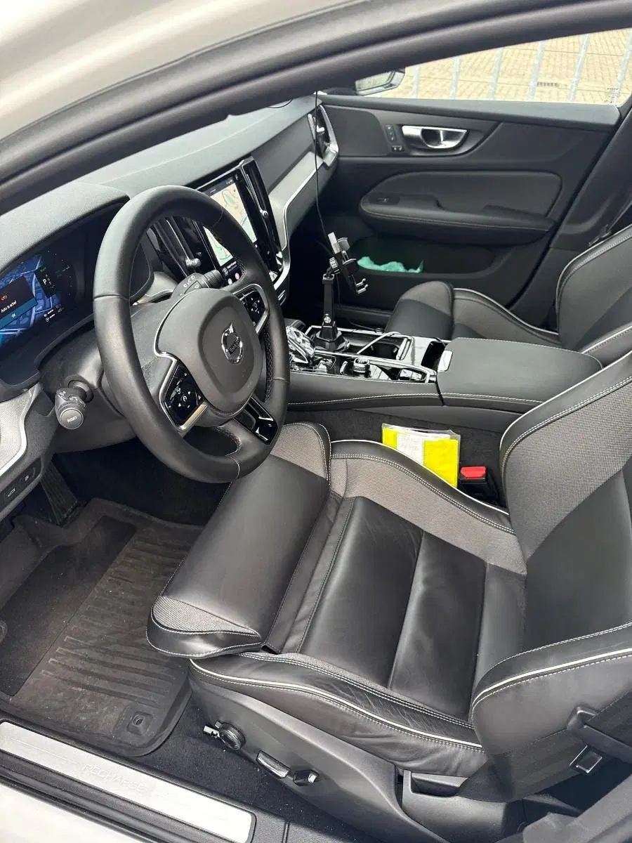 Volvo V60 2.0 T8 Plug-in Hybrid AWD Plus Dark uit 2023, foto 5