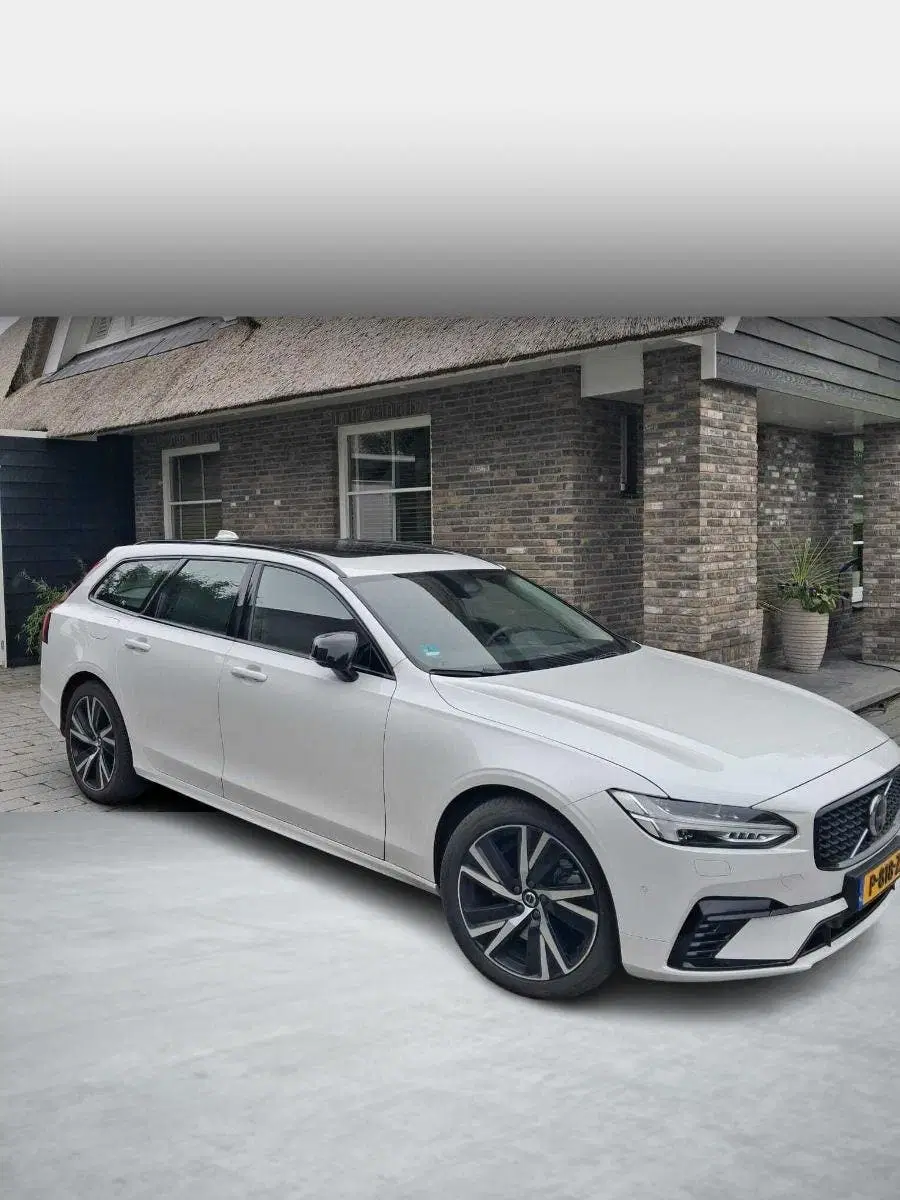 Volvo V90 2.0 T6 Plug-in Hybrid AWD Plus Dark uit 2022, foto 2