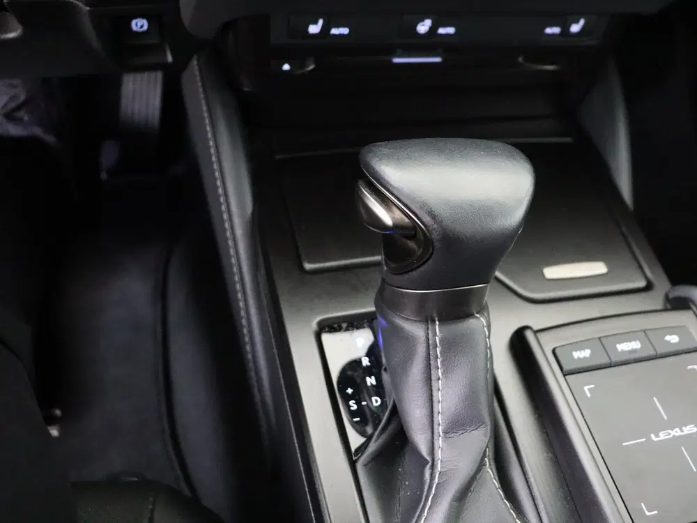 Lexus ES 300h Preference Line uit 2021, foto 9