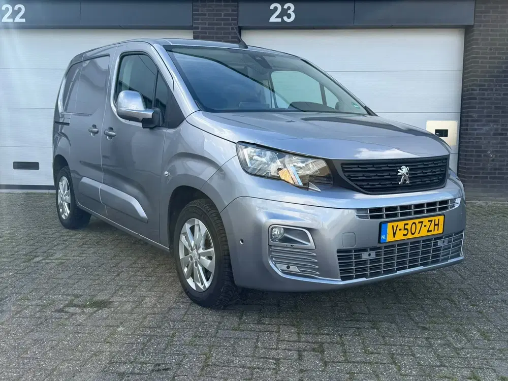 Peugeot Partner 1.5 BlueHDI Asphalt uit 2019, foto 2