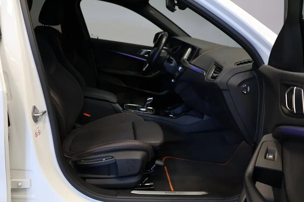 BMW 1-serie 118i Sport Business uit 2021, foto 14
